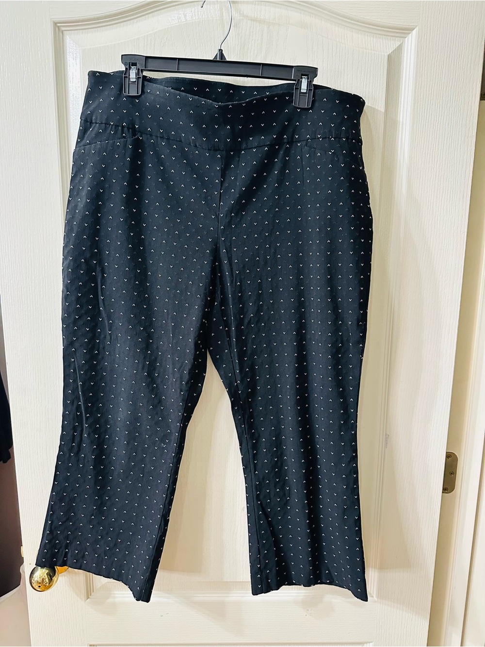 Women’s Cropped Pants with Subtle  Pattern